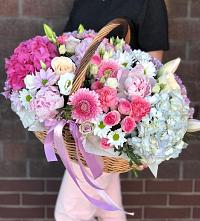 Композиция солнечный день в Пограничный Цветочная композиция из Розы, Хризантемы, Пионы и Лизиантусы в корзине в Пограничный