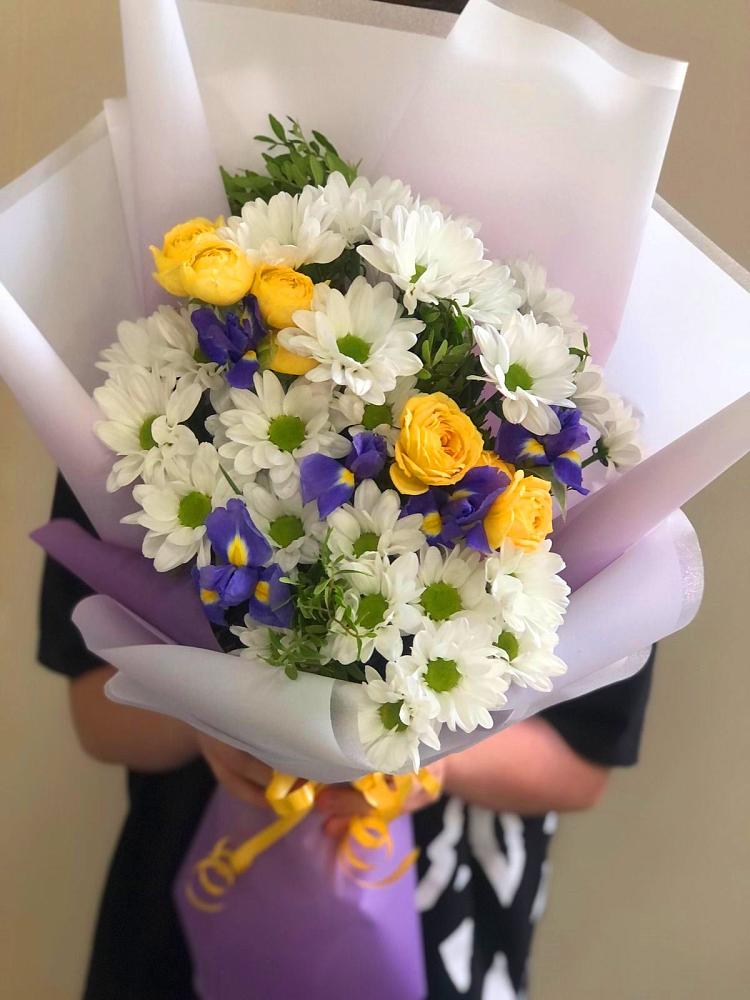 Букет цветов из: Ирисы, Хризантемы и Розы в Пограничный